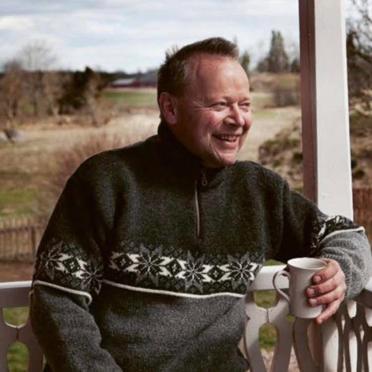 Terje Erik på verandan med en kaffekopp