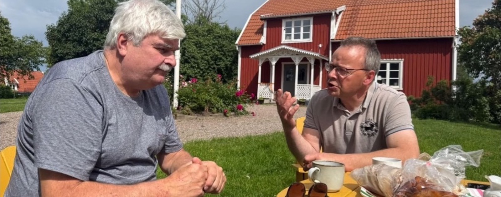 Terje Erik samtalar med besökare på gården i Löt
